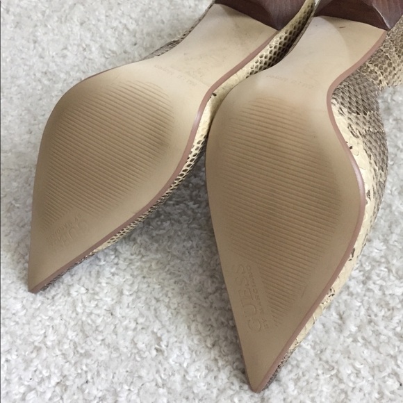 NWOT - Guess leather reptile pattern shoes - Picture 3 of 8
